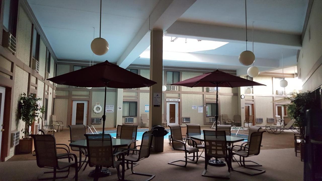 Crookston Inn & Convention Center Екстер'єр фото